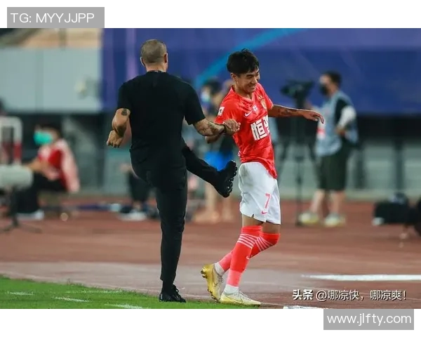 韦世豪精彩突破传中助攻队友展现超强个人能力与团队配合